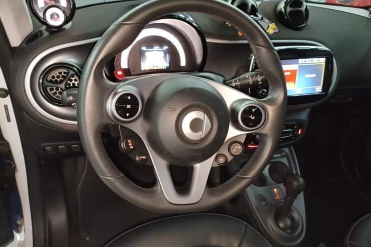 Used smart fortwo 2017 1.0L 52kW New Sound Special Edition China V Emission Standard Steering Wheel