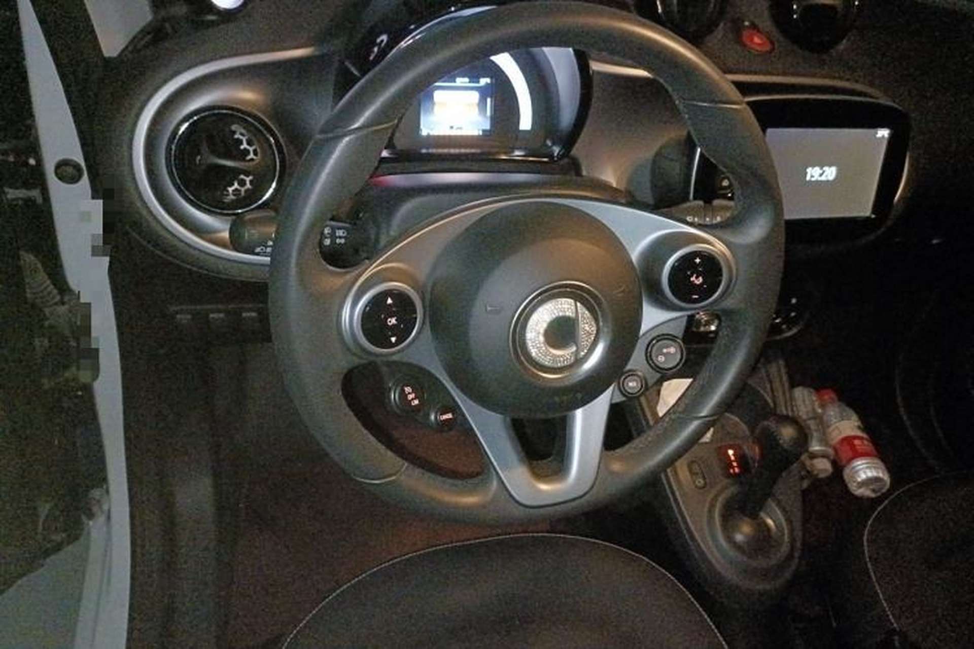 Used smart fortwo 2017 1.0L 52kW New Sound Special Edition China V Emission Standard Steering Wheel