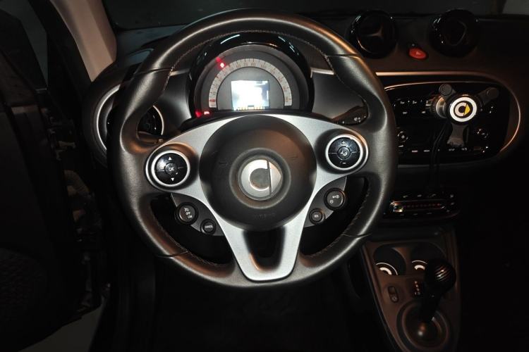 Used smart fortwo 2017 Model 1.0L 52 kW Melody Blue Special Edition China V Standard Steering Wheel