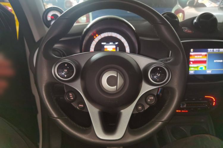 Used smart fortwo 2017 1.0L 52kW New Sound Special Edition China V Emission Standard Steering Wheel