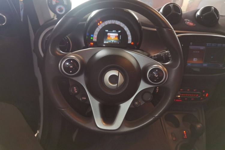 Used smart fortwo 2017 1.0L 52kW New Sound Special Edition China V Emission Standard Steering Wheel