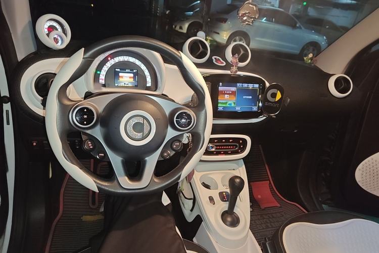 Used smart fortwo 2017 1.0L 52kW New Sound Special Edition China V Emission Standard Center Console