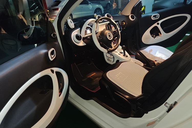 Used smart fortwo 2017 1.0L 52kW New Sound Special Edition China V Emission Standard Driver Seat