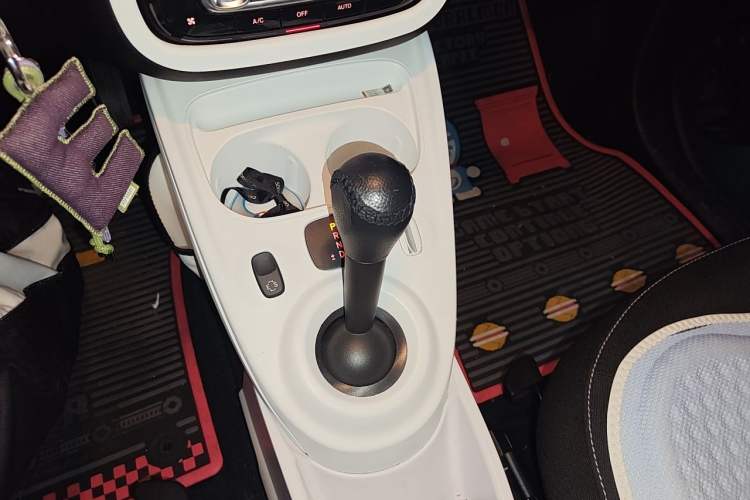 Used smart fortwo 2017 1.0L 52kW New Sound Special Edition China V Emission Standard Gear Lever