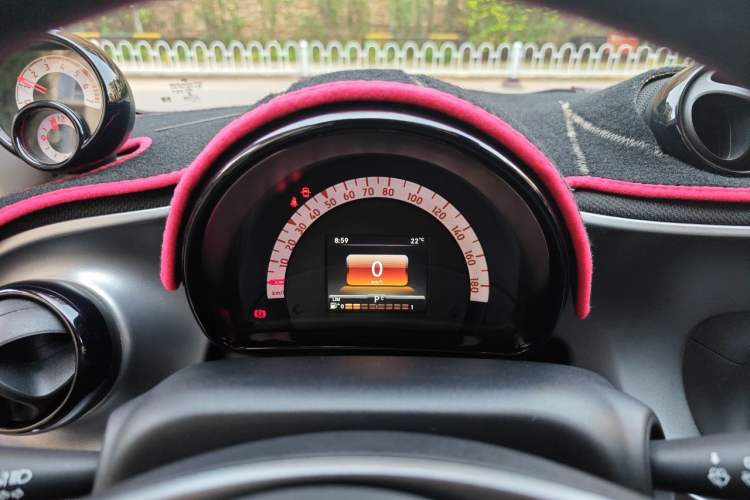 Used smart fortwo 2017 Model 0.9T 66 kW Melon Blue Special Edition China V Standard Instrument Cluster