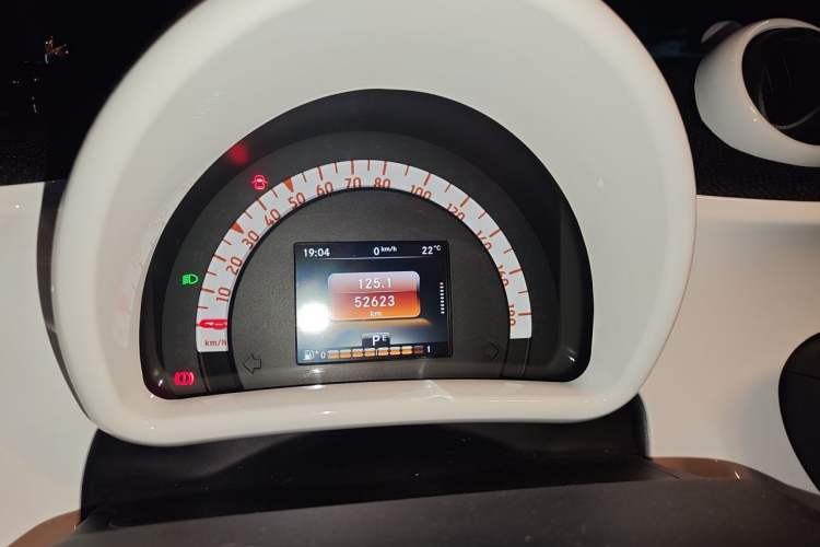 Used smart fortwo 2017 1.0L 52kW New Sound Special Edition China V Emission Standard Odometer Close Up
