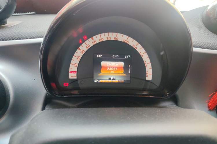 Used smart fortwo 2017 1.0L 52kW New Sound Special Edition China V Emission Standard Odometer Close Up