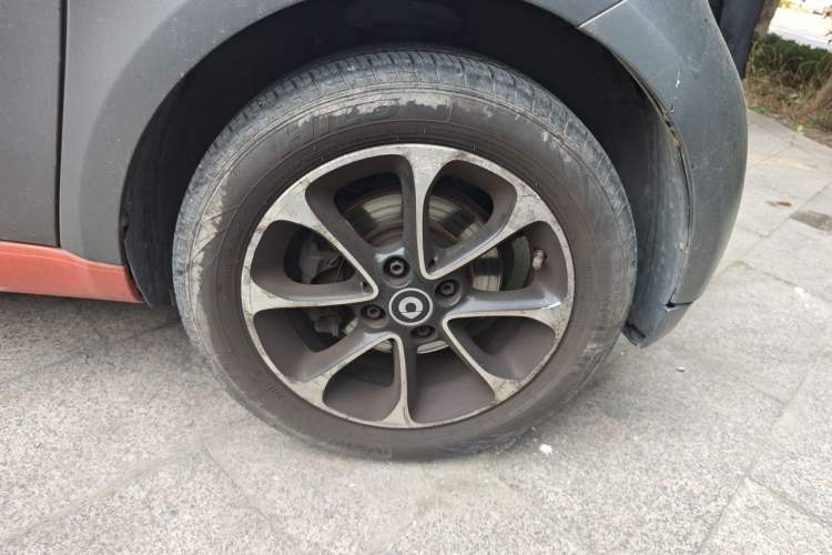 Used smart fortwo 2017 1.0L 52kW Hardtop Affection Special Edition Right Front Wheel Hub