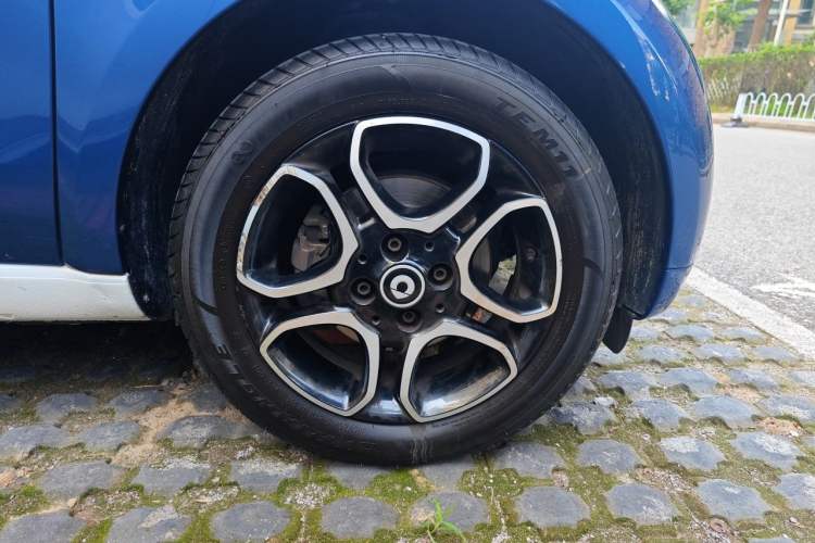 Used smart fortwo 2017 Model 0.9T 66 kW Melon Blue Special Edition China V Standard Right Front Wheel Hub