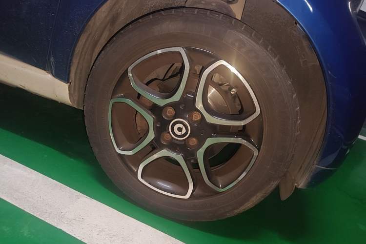 Used smart fortwo 2017 1.0L 52kW New Sound Special Edition China V Emission Standard Right Front Wheel Hub