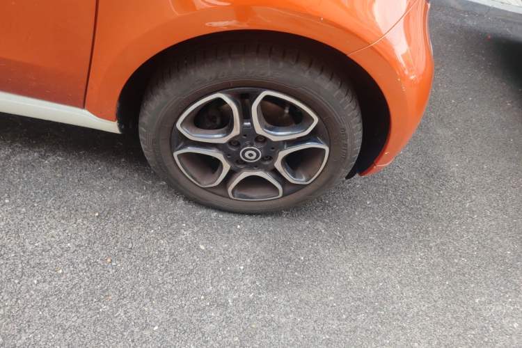 Used smart fortwo 2017 1.0L 52kW New Sound Special Edition China V Emission Standard Right Front Wheel Hub