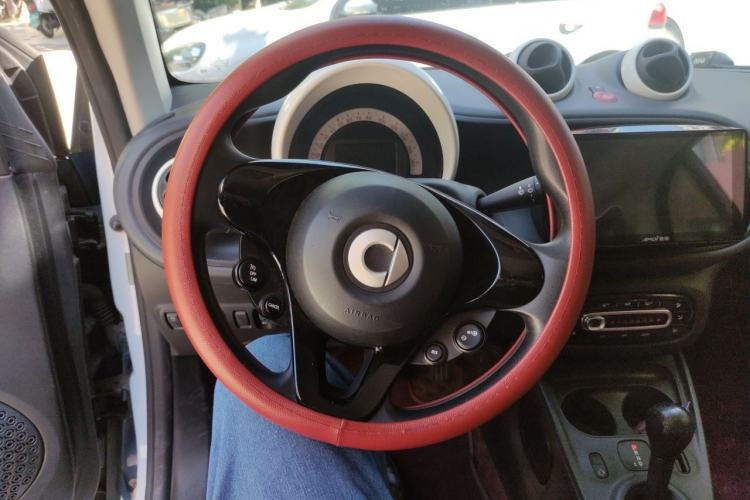 Used smart fortwo 2017 1.0L 52kW New Sound Special Edition China V Emission Standard Steering Wheel