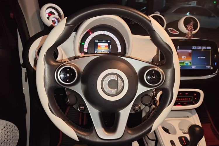 Used smart fortwo 2017 1.0L 52kW New Sound Special Edition China V Emission Standard Steering Wheel