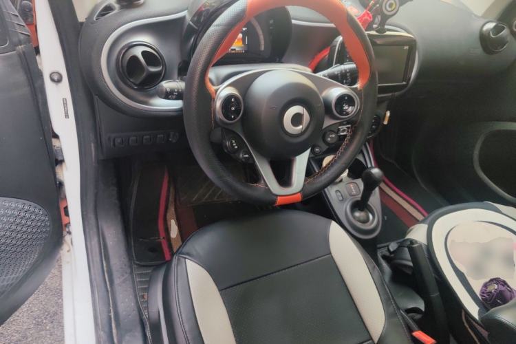 Used smart fortwo 2017 1.0L 52kW New Sound Special Edition China V Emission Standard Steering Wheel