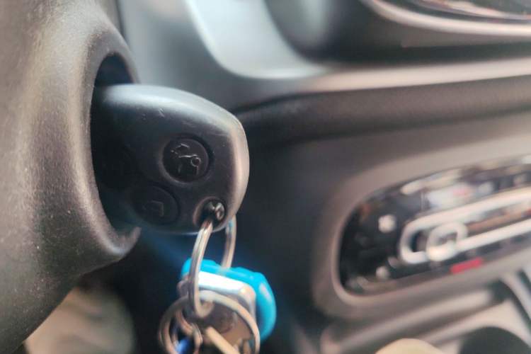 Used smart fortwo 2017 1.0L 52kW New Sound Special Edition China V Emission Standard Vehicle Key