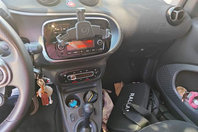 Used smart fortwo 2017 1.0L 52kW Grey Gravity Special Edition China V Emission Standard Audio And AC Panel