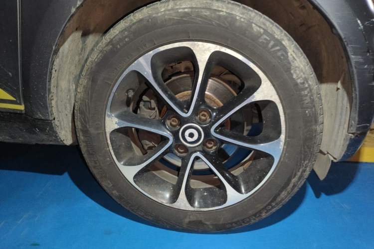 Used smart fortwo 2017 1.0L 52kW New Sound Special Edition China V Emission Standard Right Front Wheel Hub