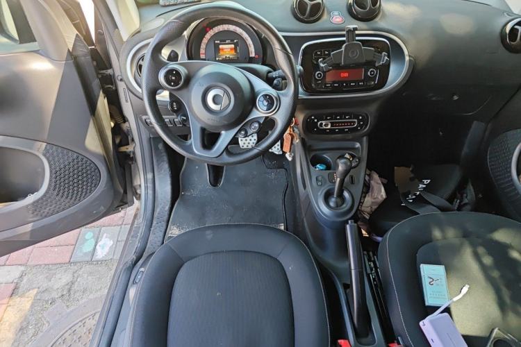 Used smart fortwo 2017 1.0L 52kW Grey Gravity Special Edition China V Emission Standard Steering Wheel