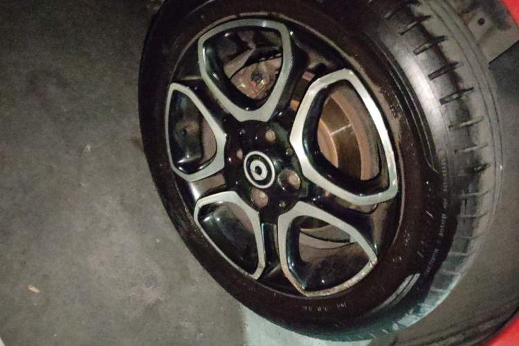 Used smart fortwo 2017 1.0L 52kW Hardtop Affection Special Edition Right Front Wheel Hub