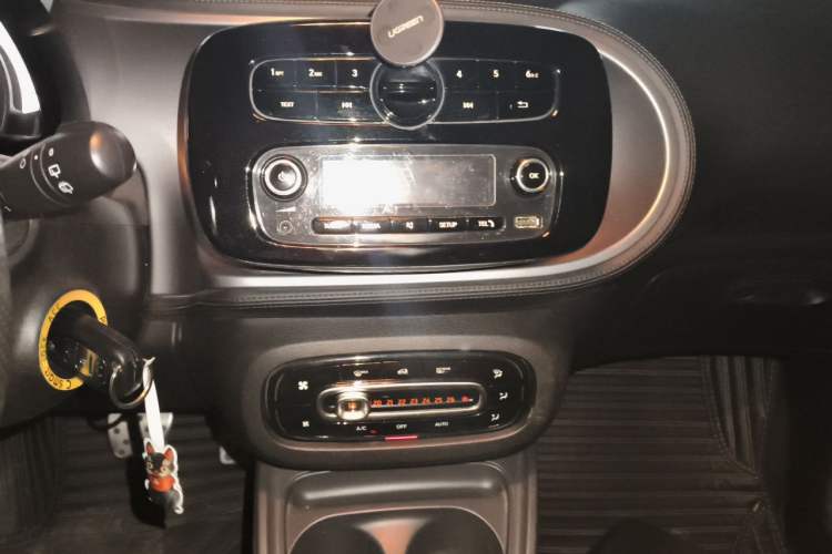 Used smart fortwo 2017 1.0L 52kW Grey Gravity Special Edition China V Emission Standard Audio And AC Panel