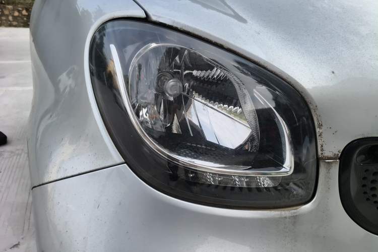 Used smart fortwo 2017 Model 1.0L 52 kW Melody Blue Special Edition China V Standard Right Front Headlight