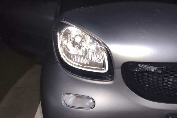 Used smart fortwo 2017 1.0L 52kW Grey Gravity Special Edition China V Emission Standard Right Front Headlight