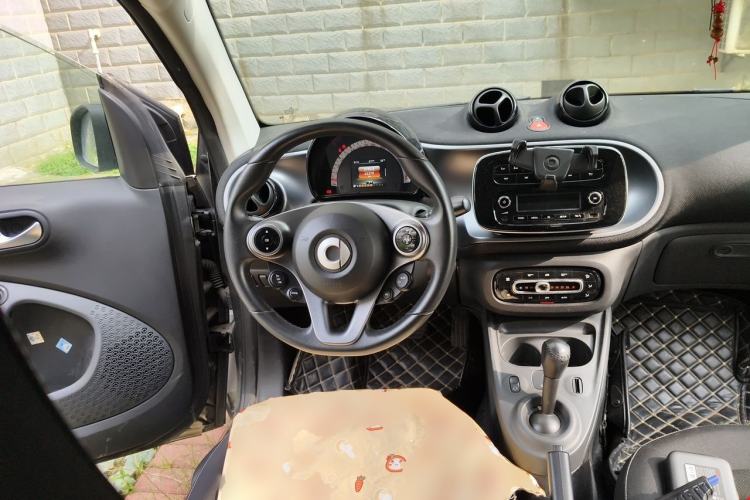 Used smart fortwo 2017 Model 1.0L 52 kW Melody Blue Special Edition China V Standard Steering Wheel