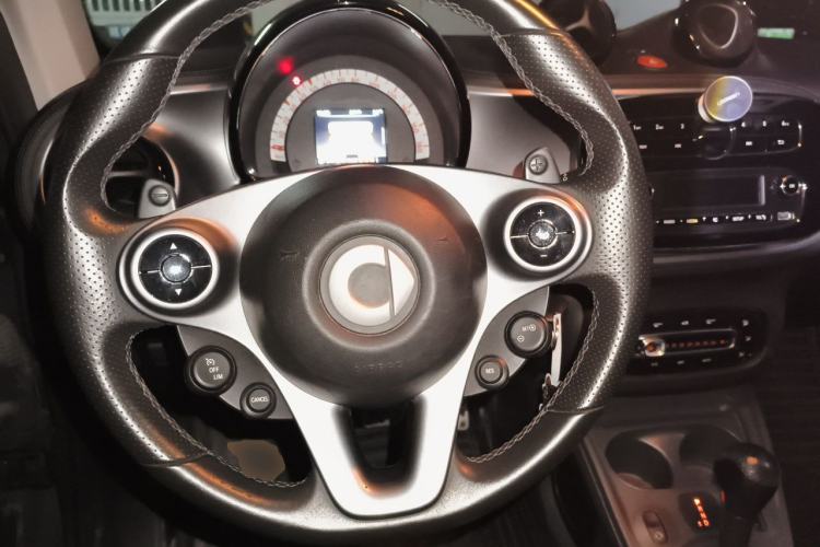 Used smart fortwo 2017 1.0L 52kW Grey Gravity Special Edition China V Emission Standard Steering Wheel