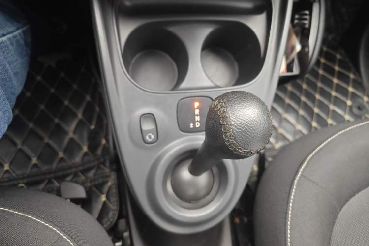 Used smart fortwo 2017 1.0L 52kW New Sound Special Edition China V Emission Standard Gear Lever