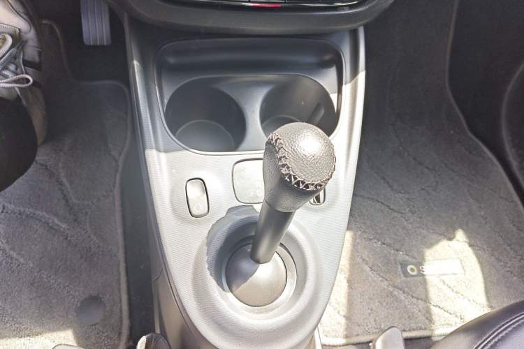 Used smart fortwo 2017 1.0L 52kW New Sound Special Edition China V Emission Standard Gear Lever