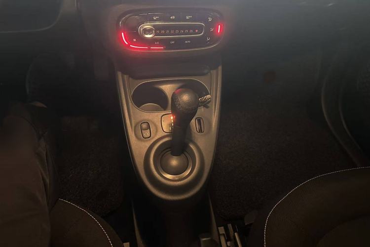 Used smart fortwo 2017 1.0L 52kW New Sound Special Edition China V Emission Standard Interior 3