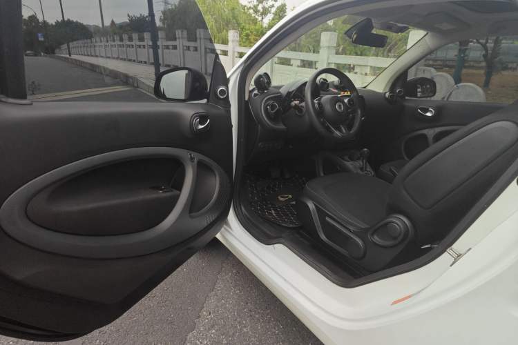 Used smart fortwo 2017 1.0L 52kW New Sound Special Edition China V Emission Standard Interior 3