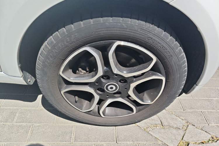 Used smart fortwo 2017 1.0L 52kW New Sound Special Edition China V Emission Standard Right Front Wheel Hub