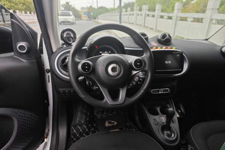 Used smart fortwo 2017 1.0L 52kW New Sound Special Edition China V Emission Standard Steering Wheel
