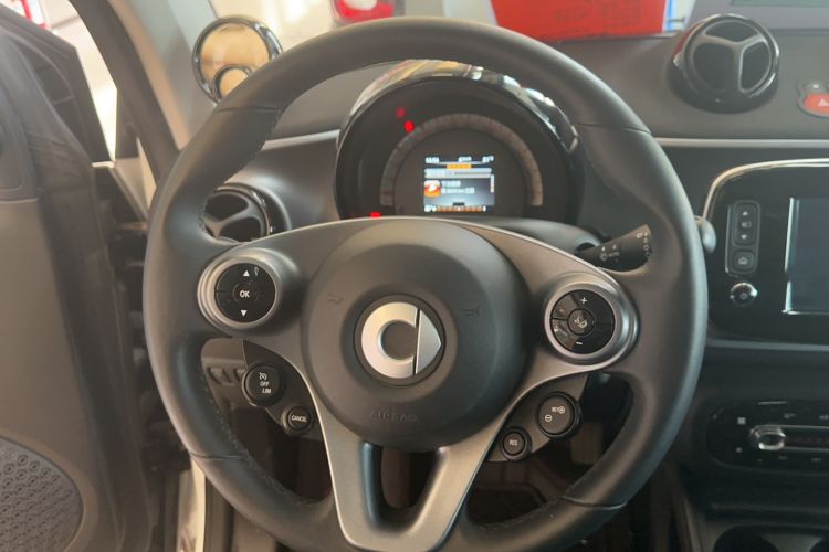 Used smart fortwo 2017 1.0L 52kW New Sound Special Edition China V Emission Standard Steering Wheel