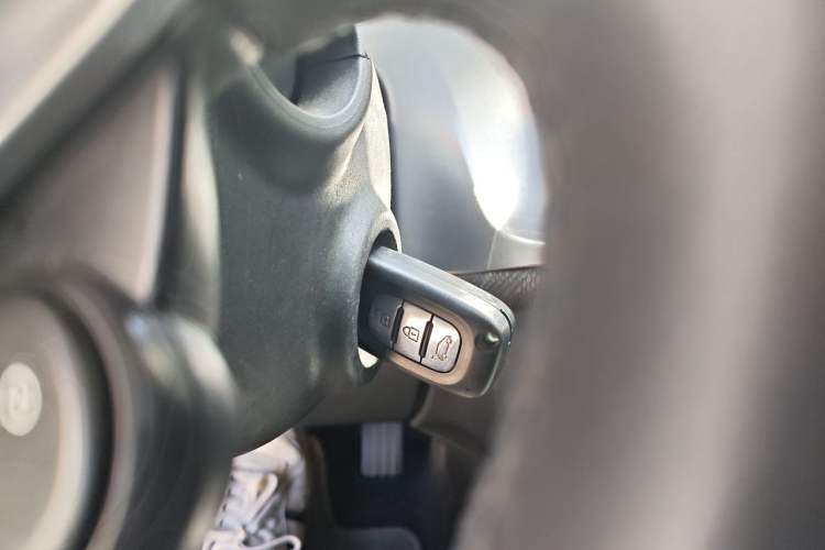 Used smart fortwo 2017 1.0L 52kW New Sound Special Edition China V Emission Standard Vehicle Key