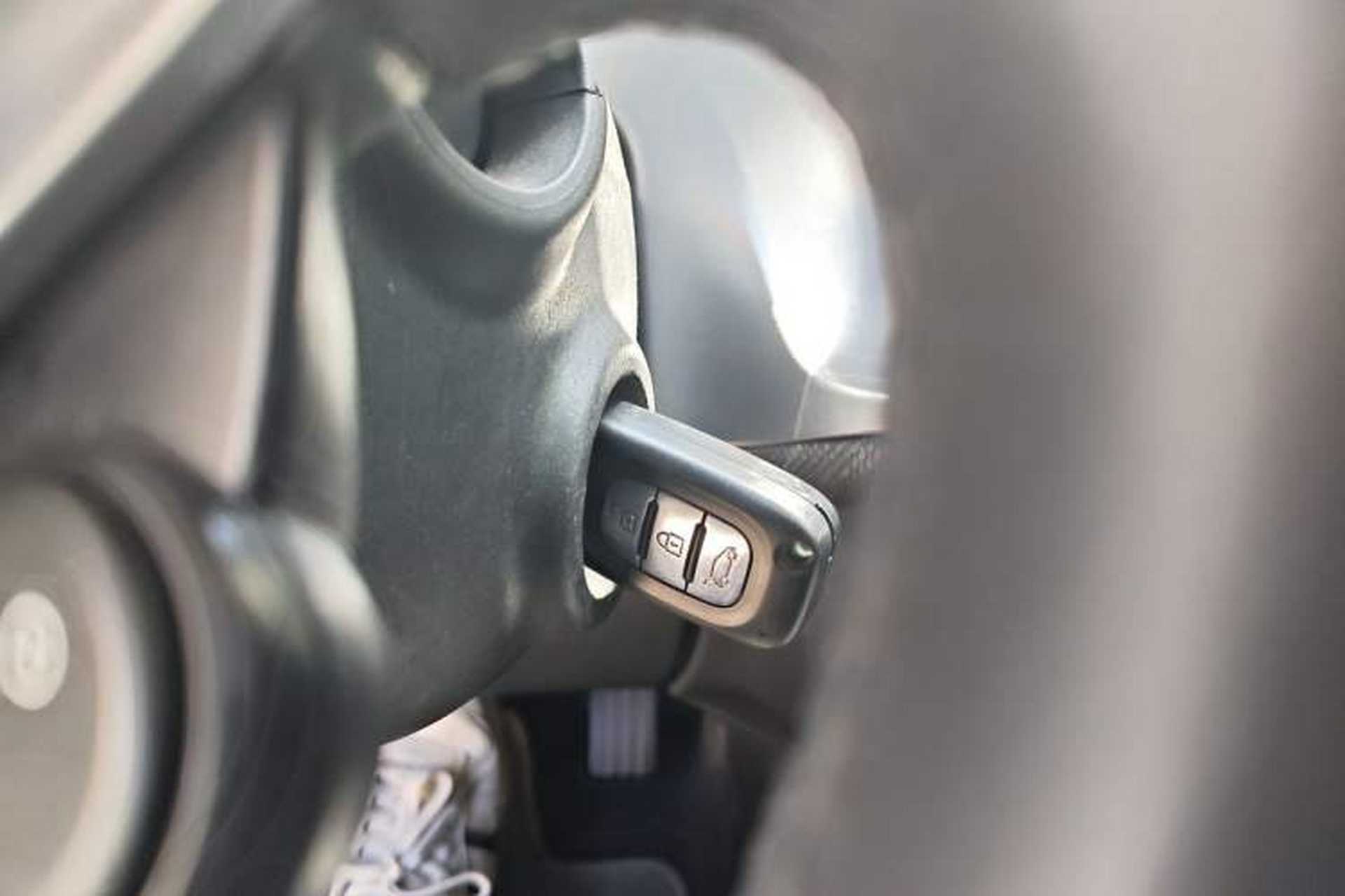 Used smart fortwo 2017 1.0L 52kW New Sound Special Edition China V Emission Standard Vehicle Key