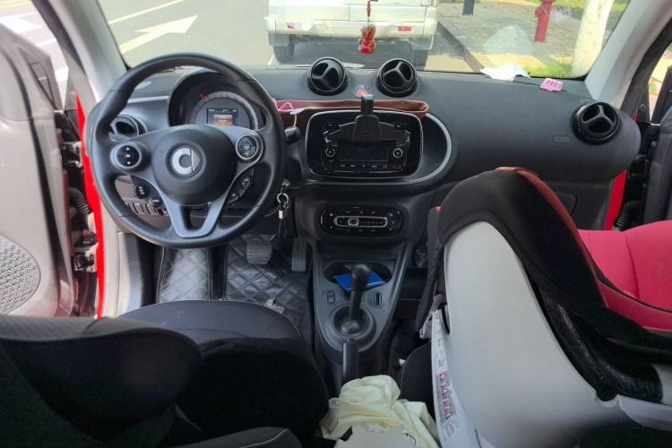 Used smart fortwo 2018 1.0L 52kW Hardtop Passion Edition China V Standard Center Console