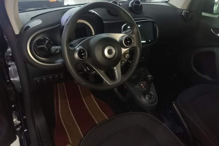Used smart fortwo 2018 1.0L 52kW Hardtop Passion Edition China V Standard Center Console