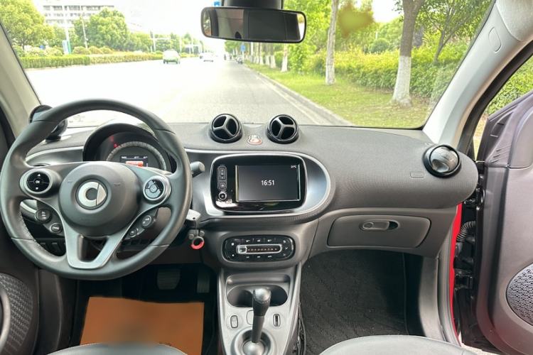 Used smart fortwo 2018 0.9T 66kW Hardtop Pioneer Edition China V Emission Standard Interior 3