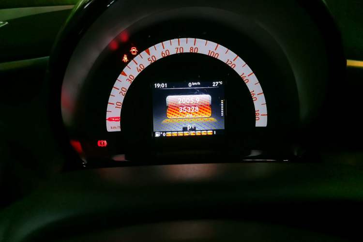 Used smart fortwo 2018 1.0L 52kW Hardtop Passion Edition China V Standard Odometer Close Up
