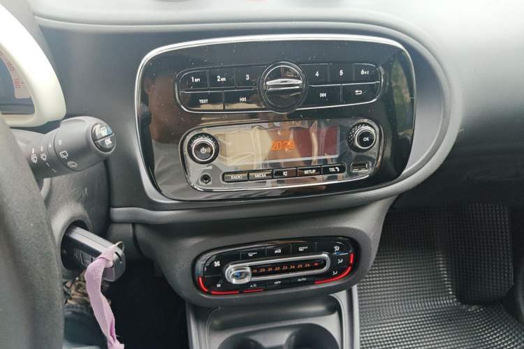 Used smart fortwo 2018 1.0L 52kW Hardtop Dynamic Version China V Audio And AC Panel