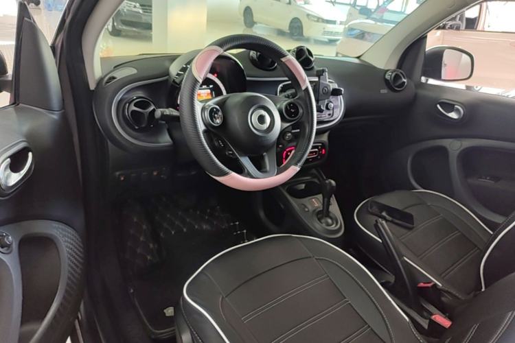 Used smart fortwo 2018 1.0L 52kW Hardtop Passion Edition China V Standard Center Console