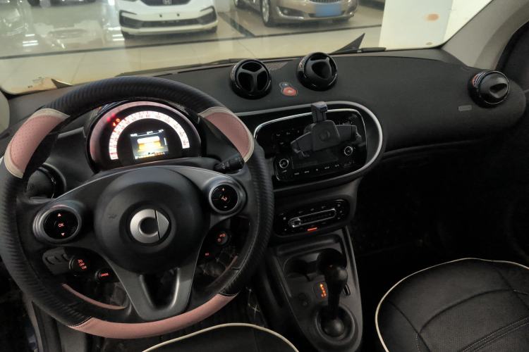 Used smart fortwo 2018 1.0L 52kW Hardtop Passion Edition China V Standard Center Console