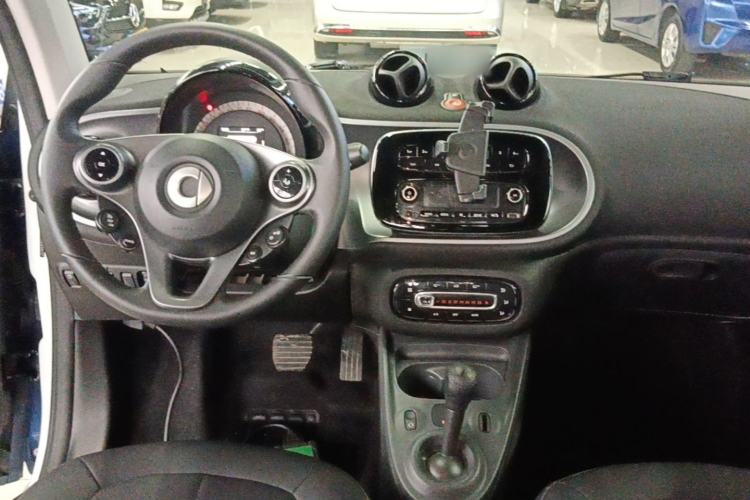 Used smart fortwo 2018 1.0L 52kW Hardtop Passion Edition China V Standard Center Console