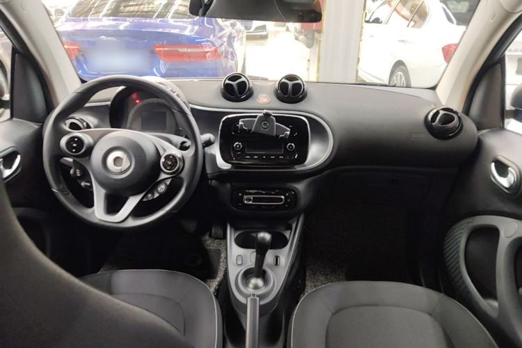 Used smart fortwo 2018 1.0L 52kW Hardtop Passion Edition China V Standard Center Console
