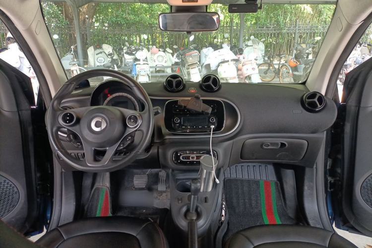 Used smart fortwo 2018 1.0L 52kW Hardtop Passion Edition China V Standard Center Console