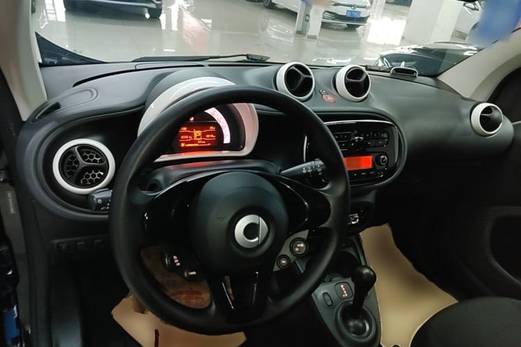 Used smart fortwo 2018 1.0L 52kW Hardtop Dynamic Version China V Center Console