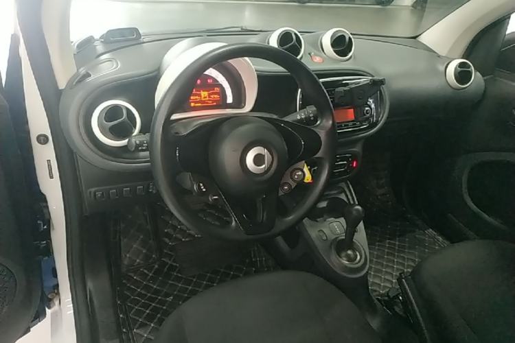 Used smart fortwo 2018 1.0L 52kW Hardtop Dynamic Version China V Center Console