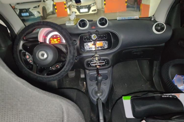 Used smart fortwo 2018 1.0L 52kW Hardtop Dynamic Version China V Center Console